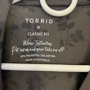 L (0) Super soft long sleeve Torrid print top.